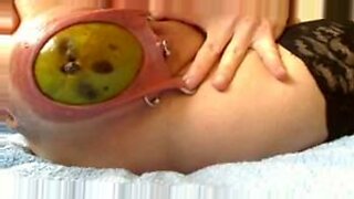 金发美女用蔬菜撑开她的穿孔阴道。