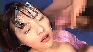 Bella giapponese riceve un'intensa sborrata bukkake in faccia in orgia
