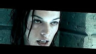 Eine leidenschaftliche Zombie-Sexszene mit einem Resident Evil-Thema mit untoter Erregung und blutiger Leidenschaft.