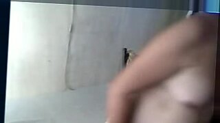 Una mujer asiática anciana explora su fetiche por la webcam. ¡No te pierdas esta escena caliente!