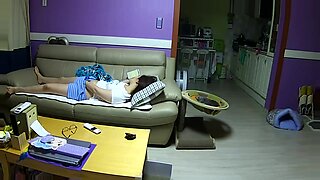 Una webcam hackerata mostra il viaggio di auto-piacere di una asiatica timida.