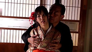 熟練した日本の芸者が出演する素晴らしいアジアのポルノグラフィー。