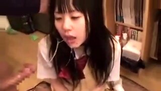 जापानी लड़कियाँ कट्टर शैली में एक बड़े लंड को जोश से साझा करती हैं।
