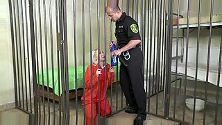 السجين يحصل على الثلاثي الشرج الخام من رجال الشرطة الأكبر سنا ..