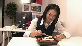 Een zwoele Japanse assistent geeft zich over aan haar voetfetisj tijdens de lunchpauze.