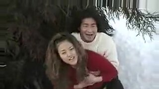 Ein wildes asiatisches Paar genießt öffentlichen Sex mit Spielzeug.