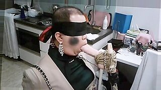 一位亚洲办公室女士被捆绑并被堵住嘴巴,进行羞辱性的深喉。