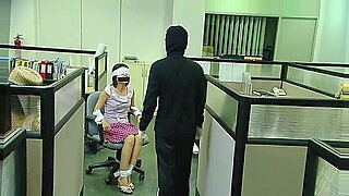 Une fille de bureau asiatique attachée se bâillonne et se tord