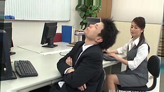 Μια Γιαπωνέζα γραμματέας κάνει μια ατημέλητη πίπα πριν τη γαμήσουν σε ένα γραφείο.