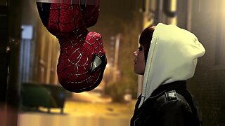 Una donna dalla pelle scura fa un pompino appassionato a Spiderman all'aperto.