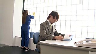 Japanse kantoormeid geeft bekwame handjob