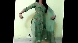 Suara Kashmir yang menggoda dan gerakan menggoda dalam video yang panas.